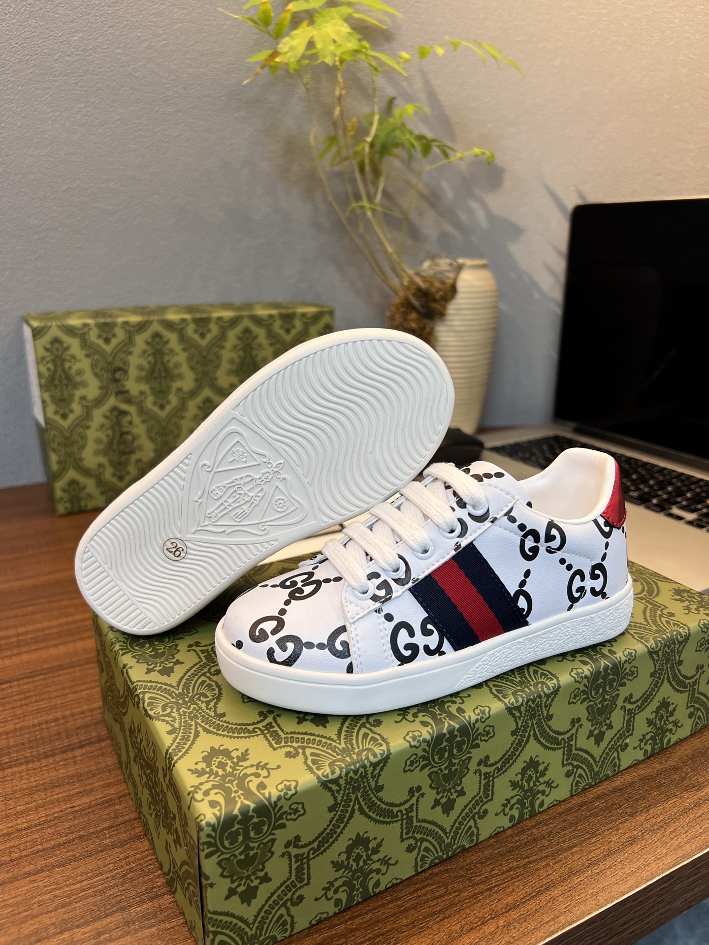 Children's shoes child